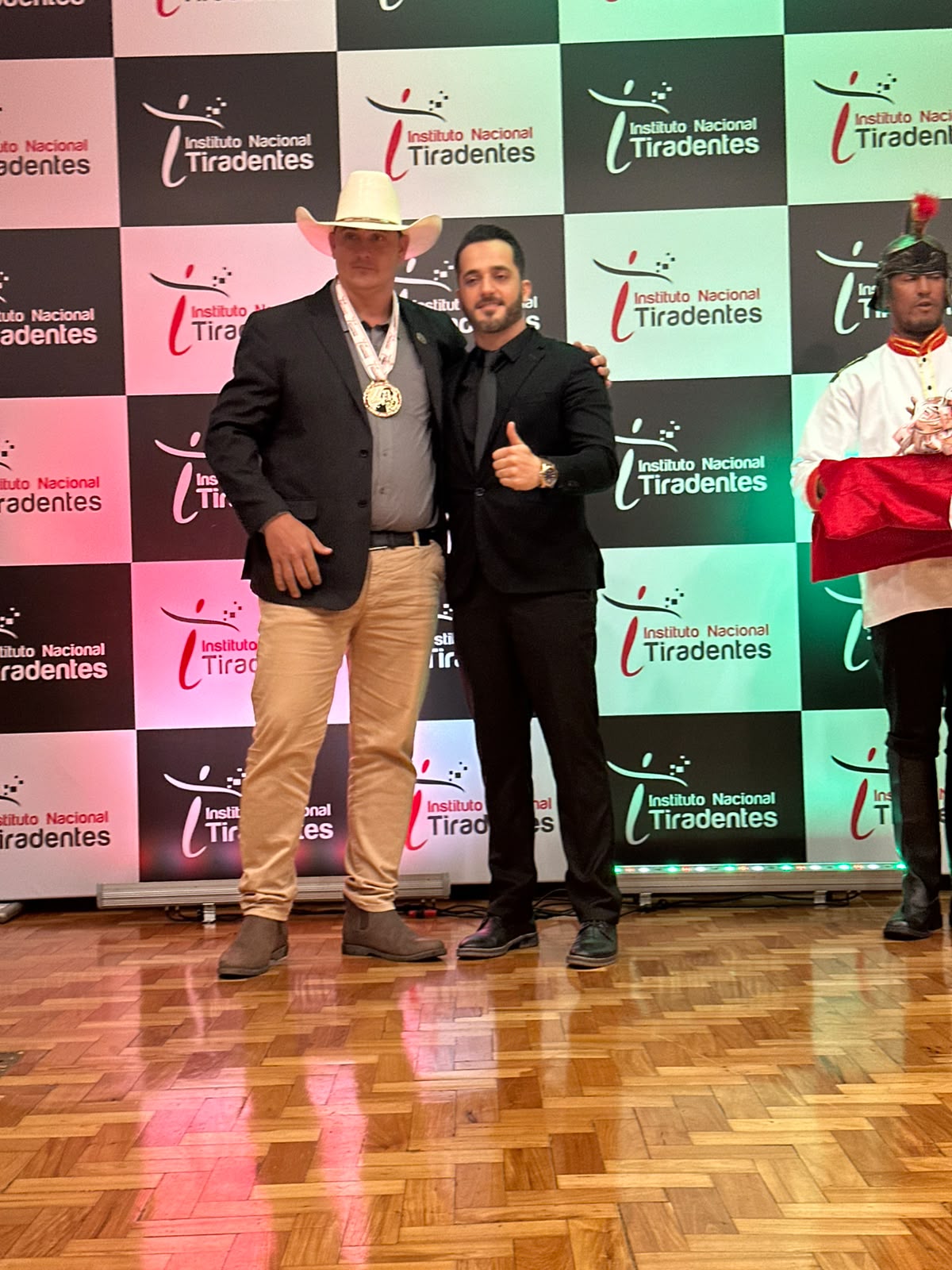 Rafael Tiradentes entregando medalha em cerimônia do Instituto Nacional Tiradentes