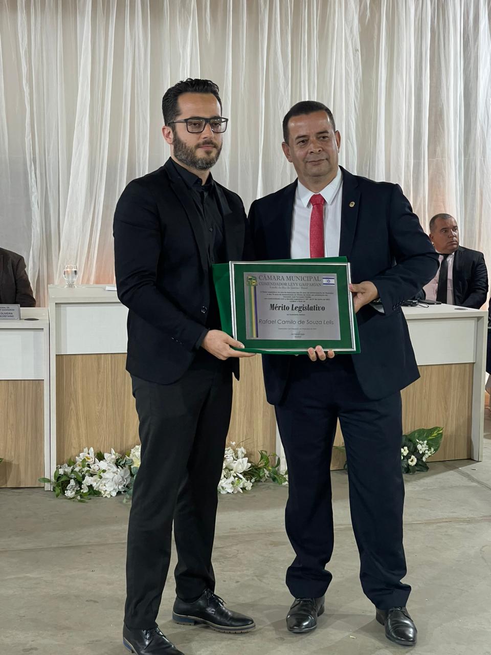 Rafael Tiradentes recebendo a homenagem de Mérito Legislativo em câmara municipal