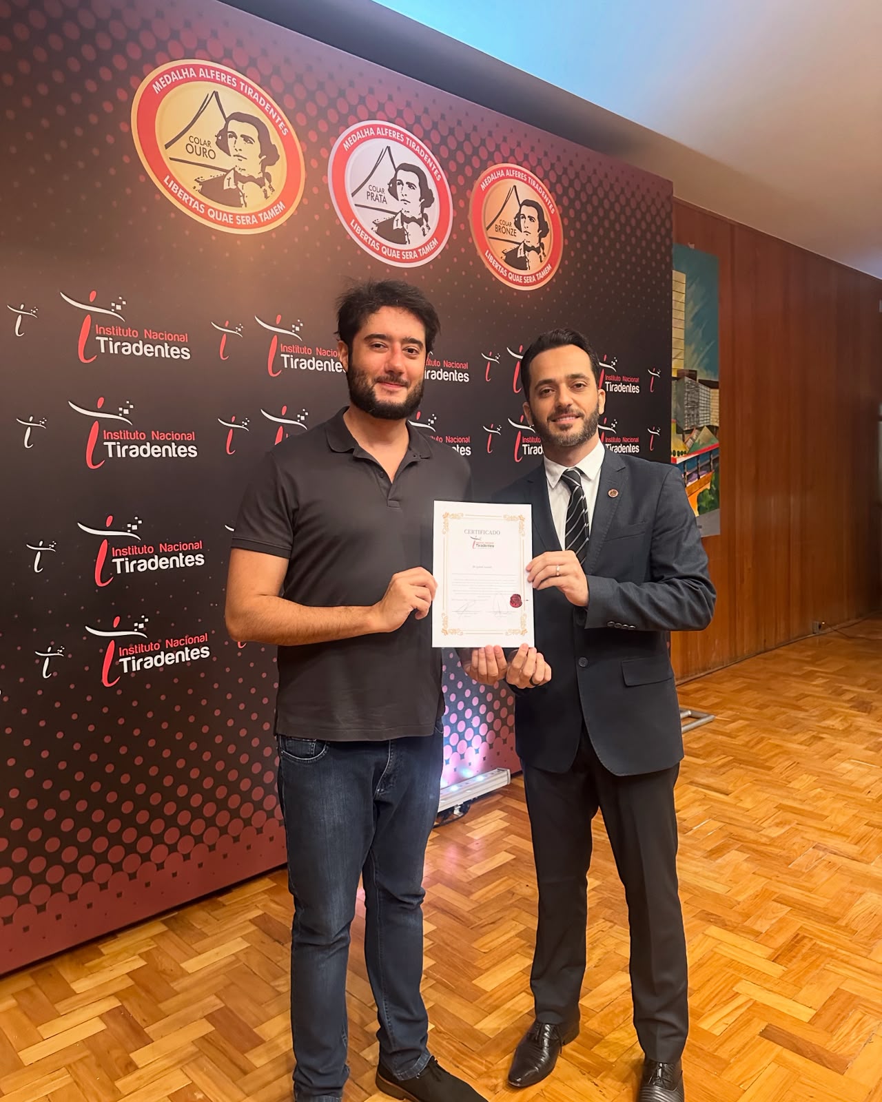 Rafael Tiradentes entregando certificado do Instituto Nacional Tiradentes