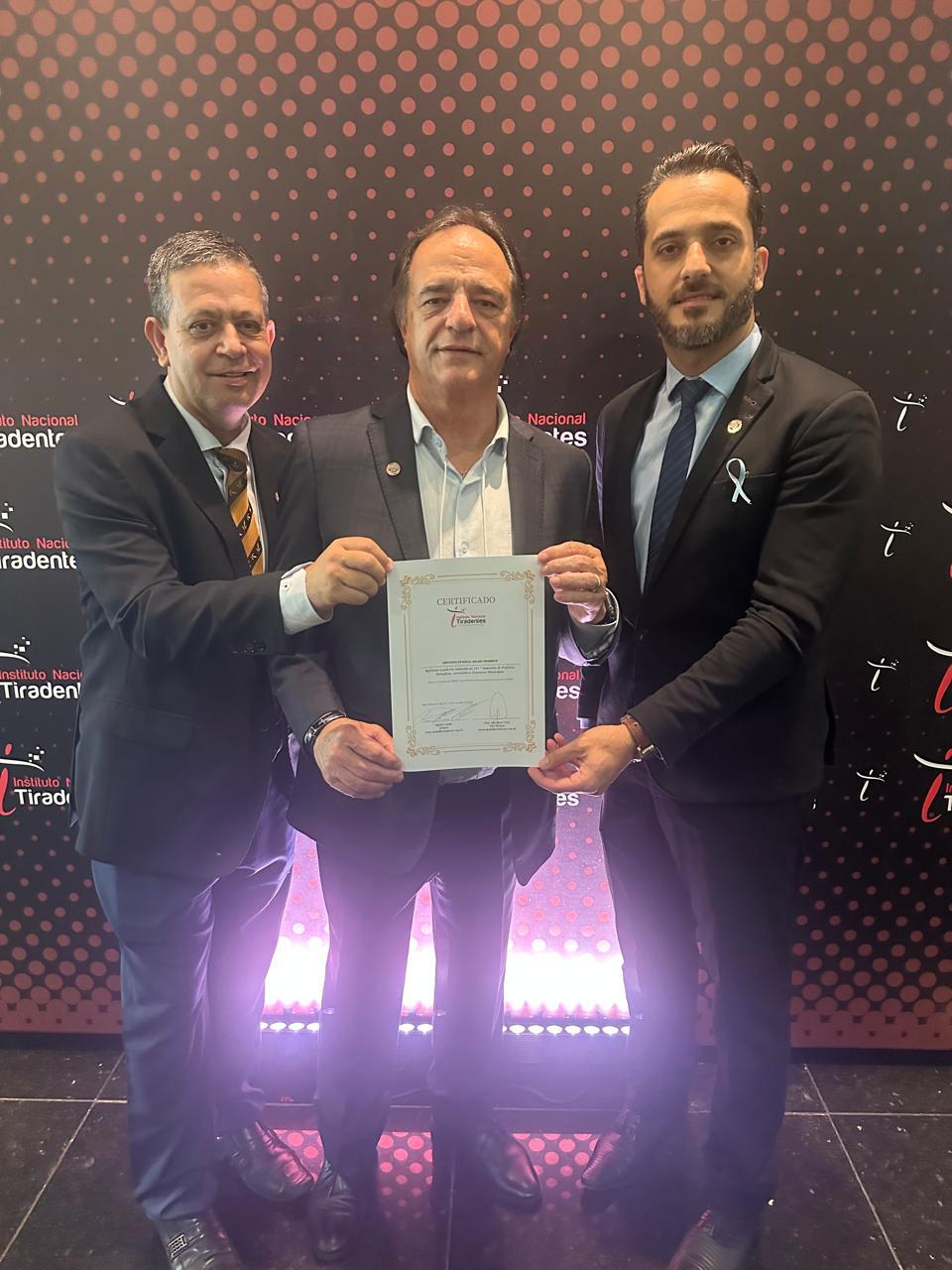 Rafael Tiradentes entregando certificado do Instituto Nacional Tiradentes