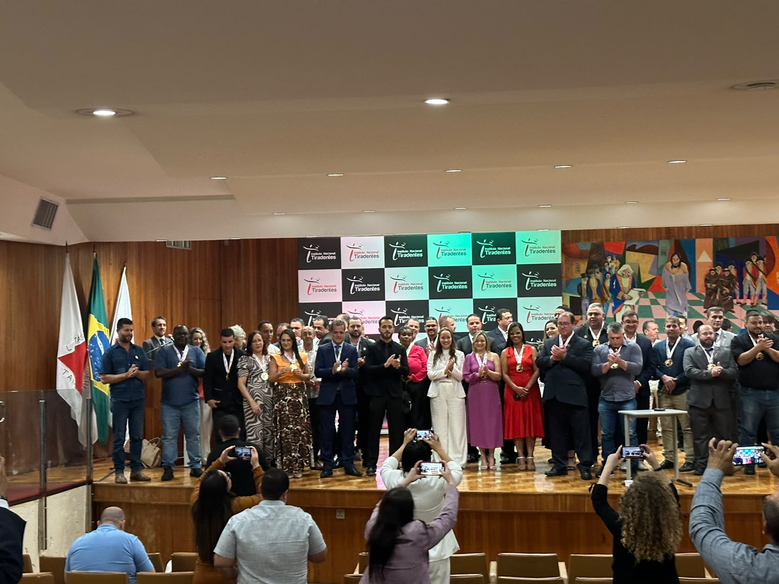 Rafael Tiradentes com medalhistas do Instituto Nacional Tiradentes no palco
